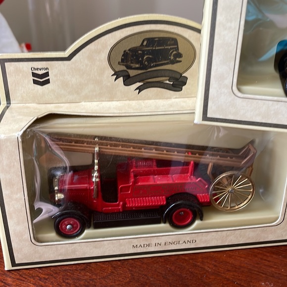 Chevron Commemorative Collection Die Cast Vehicles - 1 pkg of 3 Trucks - Picture 4 of 14